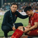 FIFA ASEAN Cup 2026: HLV Kim Sang-sik đối mặt bài toán nhân sự sau chấn thương của Văn Vĩ